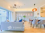 豊かな光が照らすこの場所は、たわいもない会話を楽しみ、ゆったりとした時間を過ごす場所。