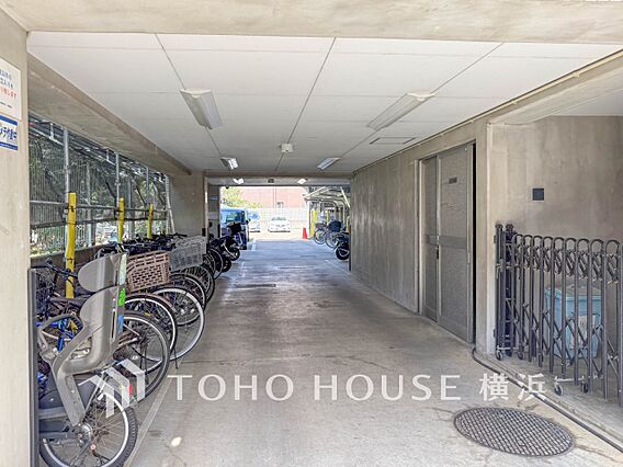屋内式の駐輪ス...