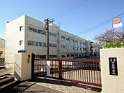 横浜市立下永谷小学校　400m　徒歩5分。小学校が近いのは子育てファミリーにもおすすめのポイント。 