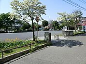 片倉北公園　150m　ソフトボールや少年野球もできるグラウンドがあります。ブランコや滑り台、お砂場などもあります。 