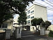 横浜市立上永谷中学校　1100m　徒歩14分。部活などで帰りが遅くなっても安心の距離です。 