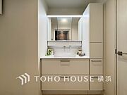 収納たっぷりの洗面台。毎朝身支度で活躍するスペースです。