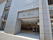 東急東横線・横浜市営地下鉄グリーンライン「日吉」駅　1440m　東横線急行利用で「渋谷」駅へ約20分。みなとみらい線直通で「元町・中華街」へ乗換なしでアクセス。   