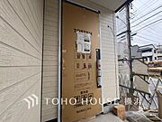お住まいの顔となる玄関。住まう方のプライドを満たすクオリティを備えています。（2026年3月撮影）