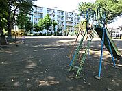 野川南台公園　700m　木漏れ日に癒される森林浴にオススメの静かな公園です。お子様が走り回れる広場や遊具もございます。 