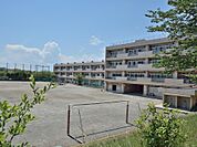 横浜市立中川西中学校　1500m　徒歩19分。子育て世代に優しい落ち着いた住環境。 