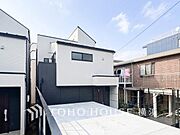 爽やかな青空の下に贅沢なほどに降り注ぐ陽光、豊かな居住性と、クオリティが見事に調和した住空間。