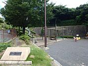 堀口第三公園　300m　金沢ぴよっこ保育園となり。緑豊かな公園。起伏のある地形を生かして複合遊具が設置されています。   