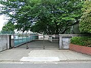 藤沢市立湘南台中学校　650m　徒歩9分。部活などで帰りが遅くなっても安心の距離です。 