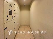 普段留守がちなご家族にも安心な宅配ボックスを完備。再配達を頼む手間を省ける嬉しい設備です。