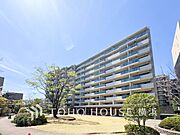 植栽の位置や開放的なエクステリアも含めて美しくトータルにデザインされております。
