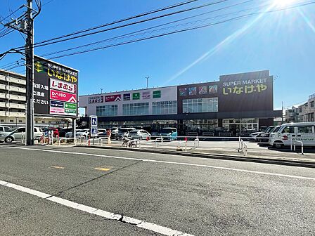 いなげや川崎京町店　280m　毎日の食卓を彩る食料品が揃います。肉や魚も評判で安心してお買い物ができそう。 