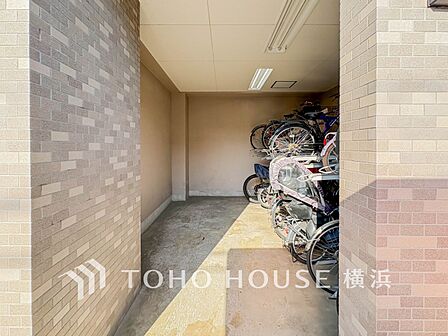 屋内式の駐輪スペースは、雨風から大事な愛車を守ってくれます。