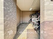 屋内式の駐輪スペースは、雨風から大事な愛車を守ってくれます。