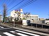 周辺：横浜市立瀬戸ケ谷小学校　500m　徒歩7分。小学校が近いのは子育てファミリーにもおすすめのポイント。 