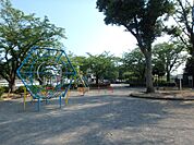 東伸ふれあい公園　90m　遊具広場には楽しい遊具があり、ベンチもたくさんあるので緑の木々の中でひと休みも。   