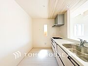 機能性とデザイン性を兼ね備えたシステムキッチン。リビングとの一体感も考慮され、美しい空間が実現。