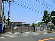 三陽幼稚園　1300m　週に3回給食で、温かな食事が食べられます。全部で7つの充実した課外教室を実施しています。 