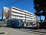 周辺：横浜市立善部小学校　160m　徒歩3分。小学校が近いのは子育てファミリーにもおすすめのポイントです。 