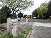 芹が谷二丁目公園　280m　犬がシンボルになった表札がかわいい緑豊かな公園。放課後は小学生の元気な声が響きます。 
