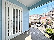 お住まいの顔となる玄関。住まう方のプライドを満たすクオリティを備えています。 