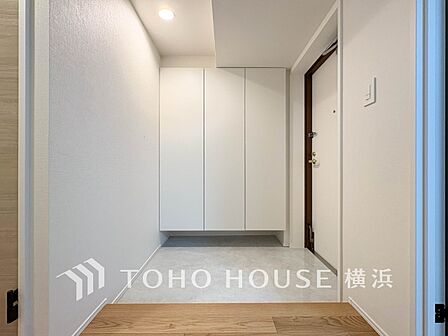 上質感漂う玄関と廊下。居住者の帰り、訪れる方を優しく迎えてくれます。
