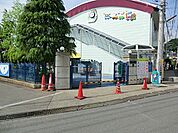 川崎めぐみ幼稚園　900m　課外教室が充実し、色々な習い事を経験することができます。自然と触れ合えるめぐみの森があります。 