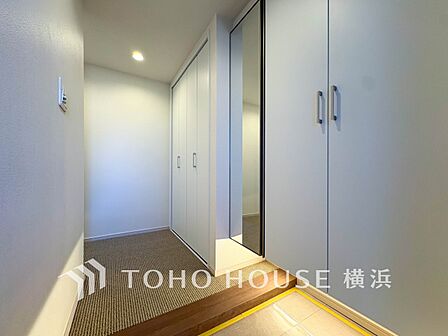 清潔感漂う廊下。各お部屋をつなぐ主要空間として美しく存在しています。