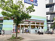 セブンイレブン横浜並木2丁目店　700m　24時間営業。近くにあるとちょっとした買い物にも便利ですね。 