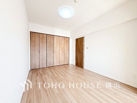 一日の疲れをいやしてくれる寝室。時を忘れて過ごす場所として過ごせるお部屋。