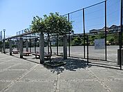 笹野台北公園　1800m　野球などができる広い多目的広場があります。夏にはお祭りも開催される広い公園です。 