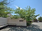 横浜市立中川西中学校　1600m　徒歩20分。部活などで帰りが遅くなっても安心の距離です。 