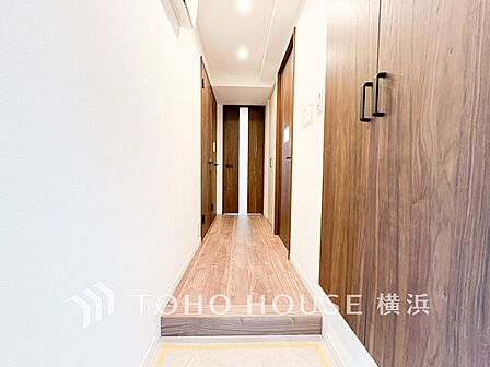 上質感漂う玄関と廊下。居住者の帰り、訪れる方を優しく迎えてくれます。