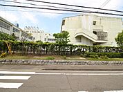 横浜市立茅ケ崎台小学校　1000m　徒歩14分。小学校が近いのは子育てファミリーにもおすすめのポイントです。 