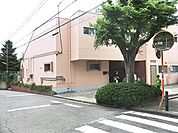 東洋英和女学院大学付属かえで幼稚園　900m　キリスト教に基づく理念で子どもたち一人一人の個性を生かした教育を行う幼稚園。   