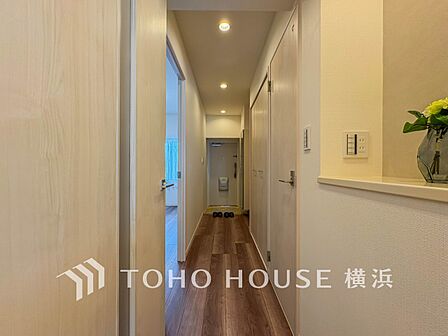 清潔感漂う廊下。各お部屋をつなぐ主要空間として美しく存在しています。