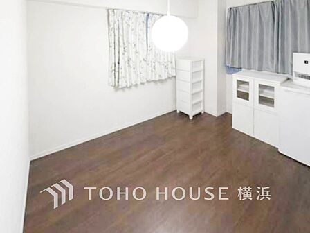 一日の疲れをいやしてくれる寝室。時を忘れて過ごす場所として過ごせるお部屋。