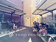 屋根付きの駐輪スペースは、雨風から大事な愛車を守ってくれます。