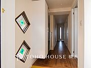 上質感漂う玄関と廊下。居住者の帰り、訪れる方を優しく迎えてくれます。
