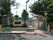 大庭保育園　900m　「えがおがいっぱい」「ともだちいっぱい」「げんきいっぱい」と刻まれた小さな記念碑があります。 
