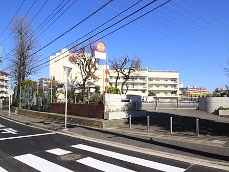横浜市立瀬戸ケ谷小学校 750m 徒歩10分。小学校が近いのは子育てファミリーにもおすすめのポイント。