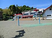 すぎの森幼稚園　500m　園庭が広くたくさん遊具があるので、のびのび遊べます。 