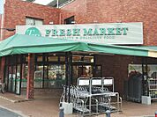 トップフレッシュマーケット岸根店　350m　夜遅くまで営業しているスーパー。毎日の食卓を彩る食料品が揃います。 