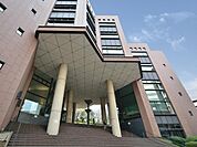 横浜市中央図書館　650m　幅広いジャンルの蔵書を膨大に持ち、テーマに沿った図書を幅広く揃えた市民の為の図書館。 