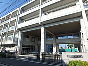 横浜市立神奈川中学校　800m　徒歩10分。部活などで帰りが遅くなっても安心の距離です。 