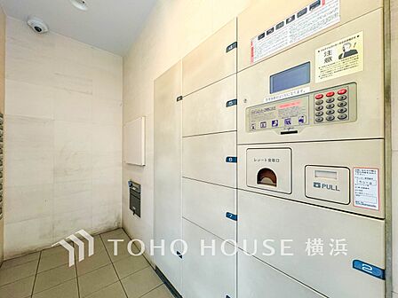 宅配ボックスがあるので留守中でも荷物を受け取れます。忙しい方にはとっても助かる設備です。