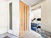 お住まいの顔となる玄関。住まう方のプライドを満たすクオリティを備えています。 