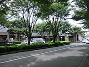中央林間駅（東急田園都市線）　1600m　渋谷を始発とする田園都市線の終着駅であり、町田や渋谷といった都内へのアクセスも良好です。 