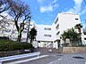 周辺：横浜市立柏尾小学校　800m　徒歩10分。小学校が近いのは子育てファミリーにもおすすめのポイント。 