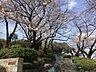 周辺：掃部山公園　400m　遊具が設置された広場や、池を配した和風庭園、横浜能楽堂が建てられています。 